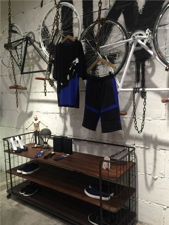 復(fù)古服裝陳列架