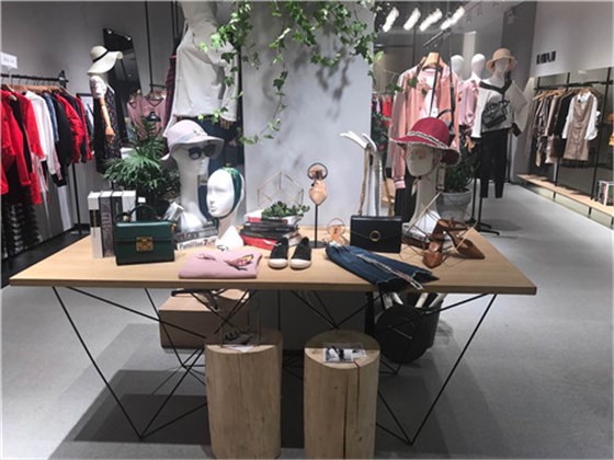 鐵藝服裝展示道具定制廠家