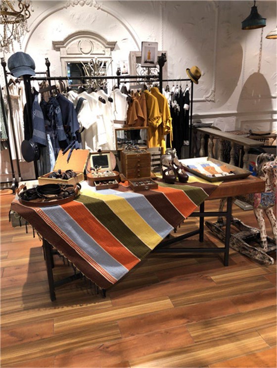 復(fù)古服裝展示道具定制