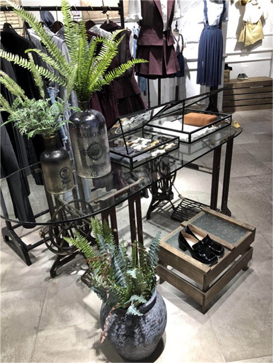 復(fù)古服裝展示道具定制