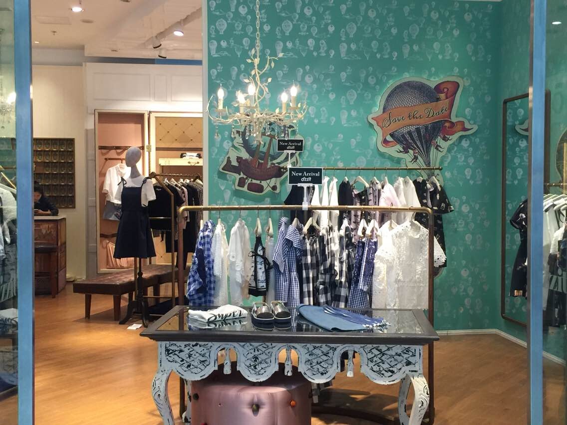 女裝店服裝展示架就選浙江婉洋，專業(yè)定制廠家直銷