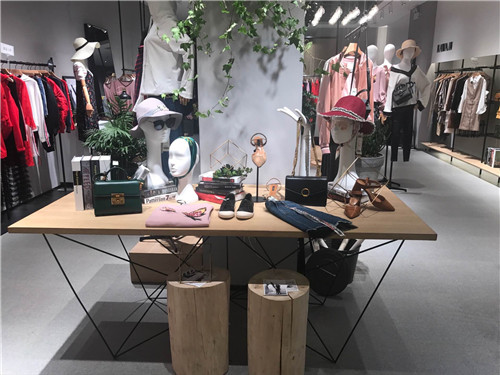 鐵藝服裝展示道具定制廠家