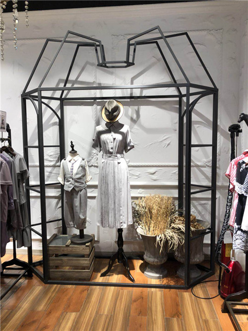 復(fù)古服裝展示道具定制