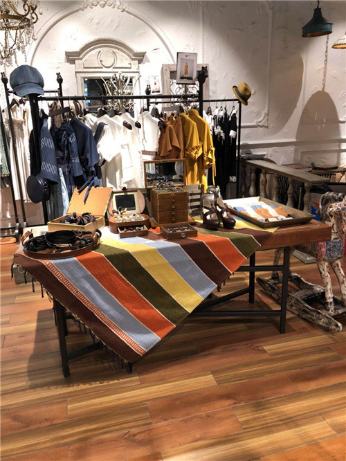 復(fù)古服裝展示道具定制