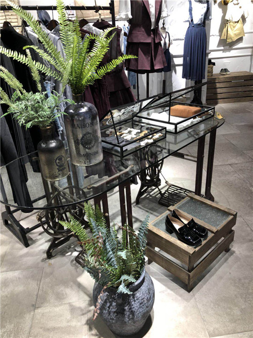 復(fù)古服裝展示道具定制