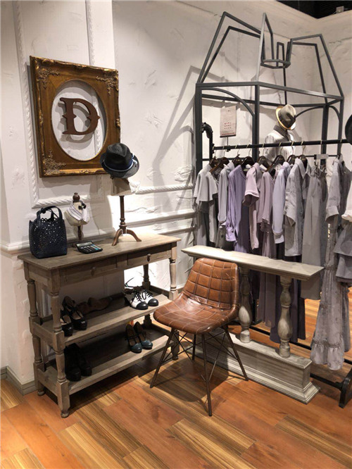 復(fù)古服裝展示道具定制