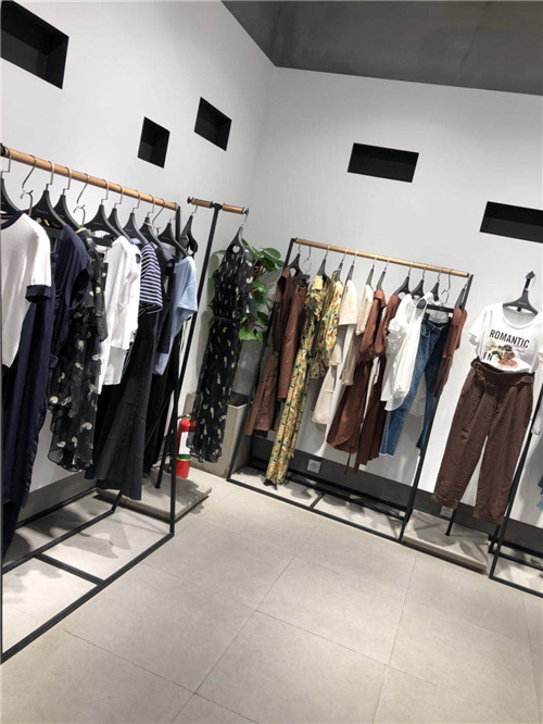 鐵藝服裝道具廠家