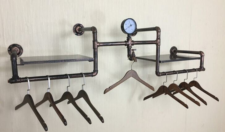 服裝店展示架上墻